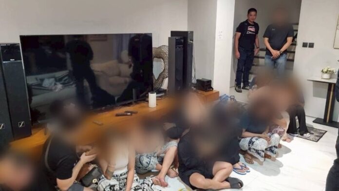 泰国新闻 泰警方封城行动突袭豪宅 24名跨国诈骗团伙成员落网